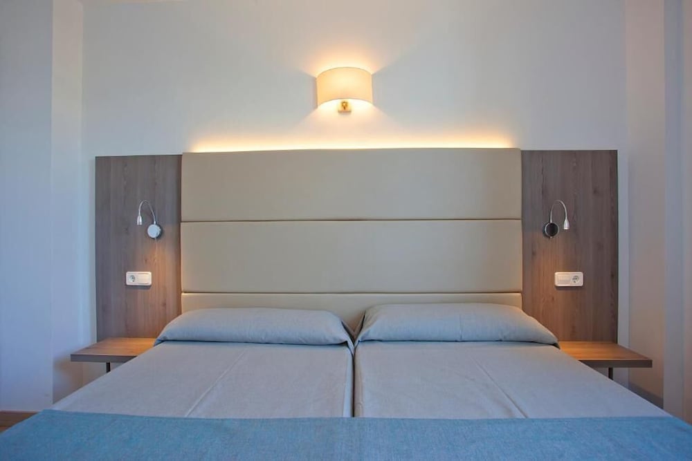 Aparthotel Playa Dorada — Hotel rooms in S'Illot, Balearic Islands