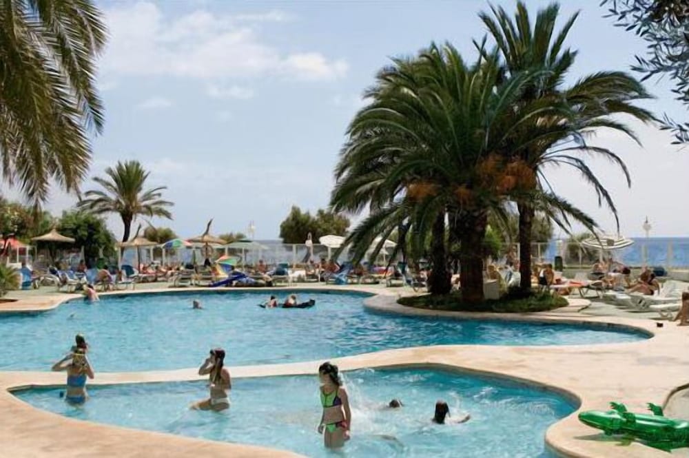 Aparthotel Playa Dorada — Swimming pool in S'Illot, Balearic Islands