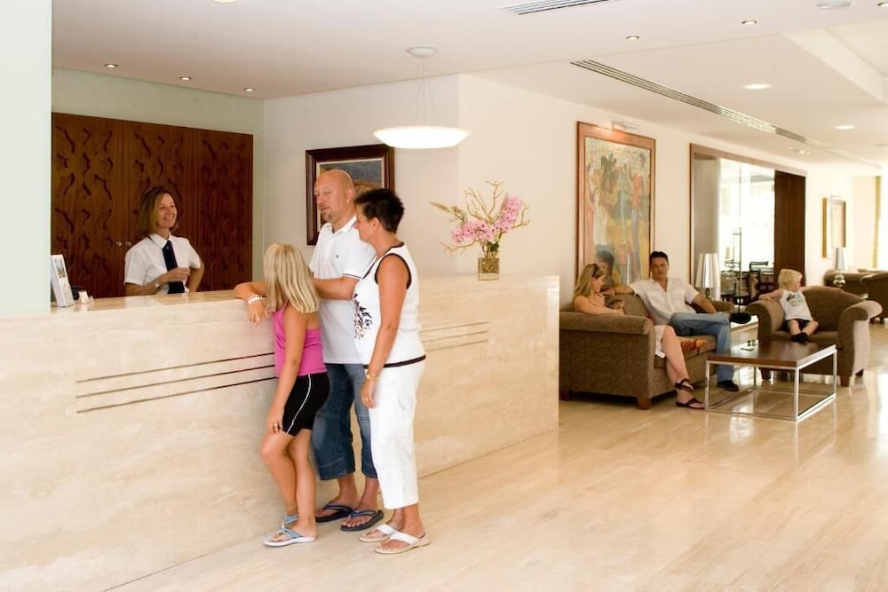 Aparthotel Playa Dorada — Hotel building in S'Illot, Balearic Islands