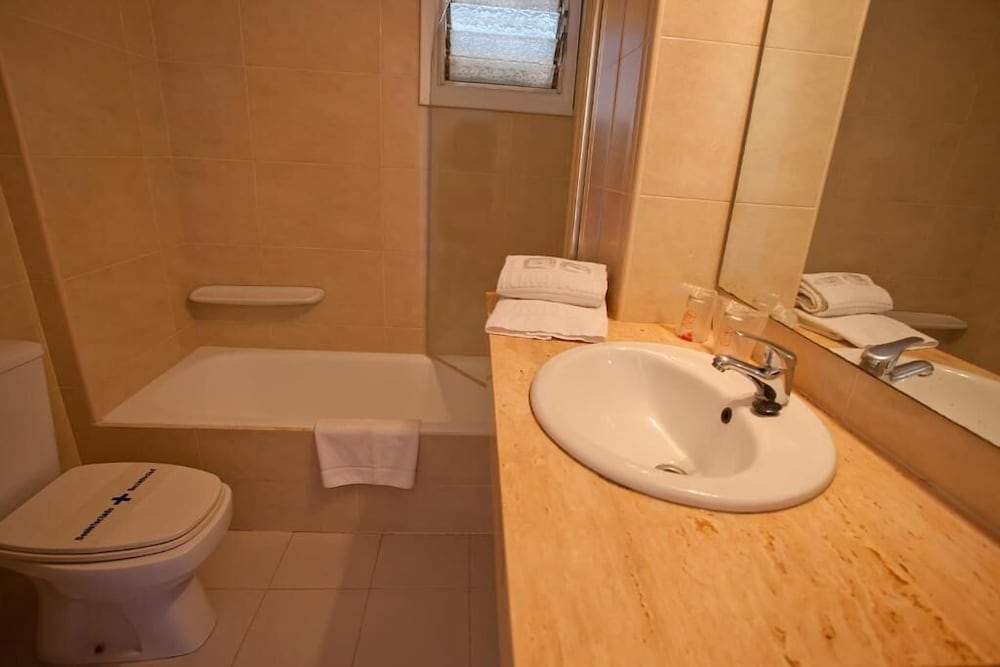 Aparthotel Playa Dorada — Hotel rooms in S'Illot, Balearic Islands