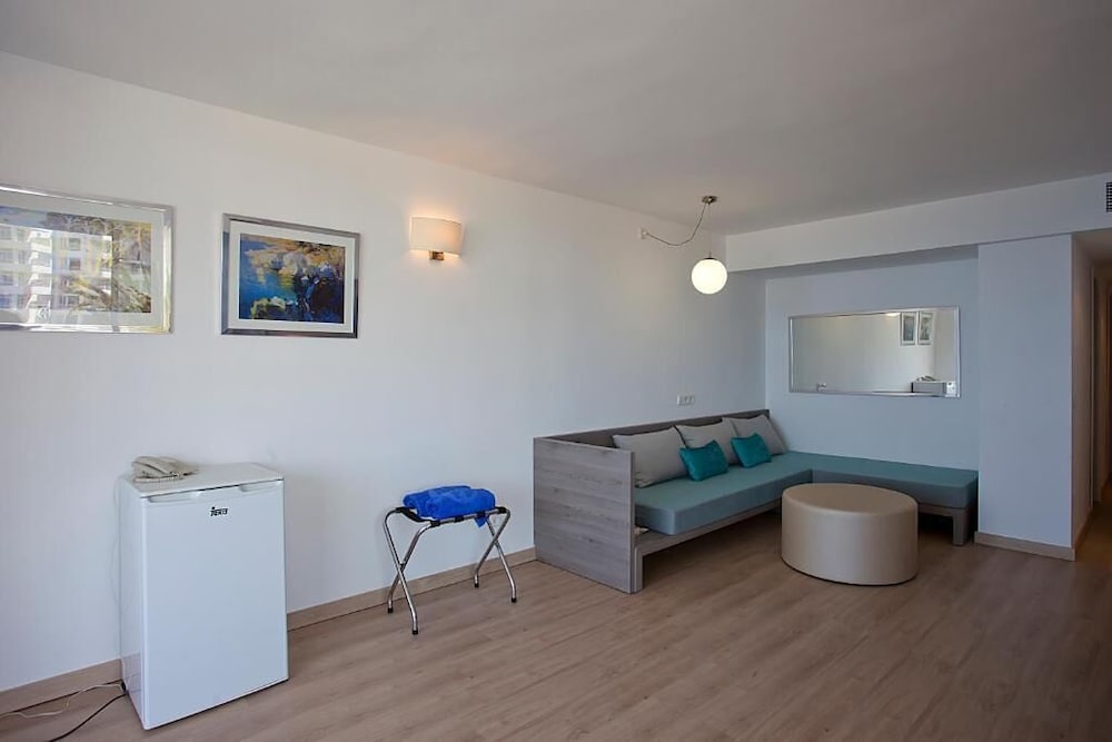 Aparthotel Playa Dorada — Hotel rooms in S'Illot, Balearic Islands
