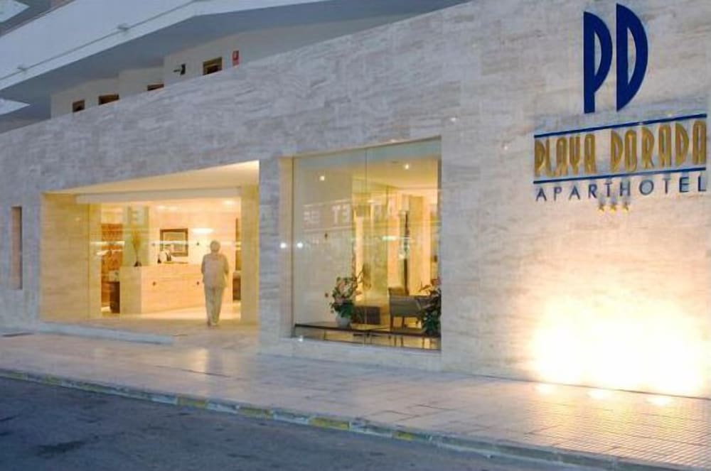 Aparthotel Playa Dorada — Hotel building in S'Illot, Balearic Islands