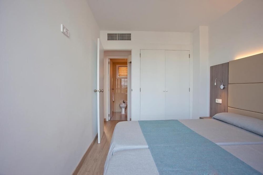 Aparthotel Playa Dorada — Hotel rooms in S'Illot, Balearic Islands