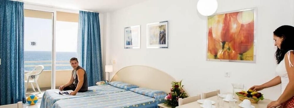 Aparthotel Playa Dorada — Hotel rooms in S'Illot, Balearic Islands