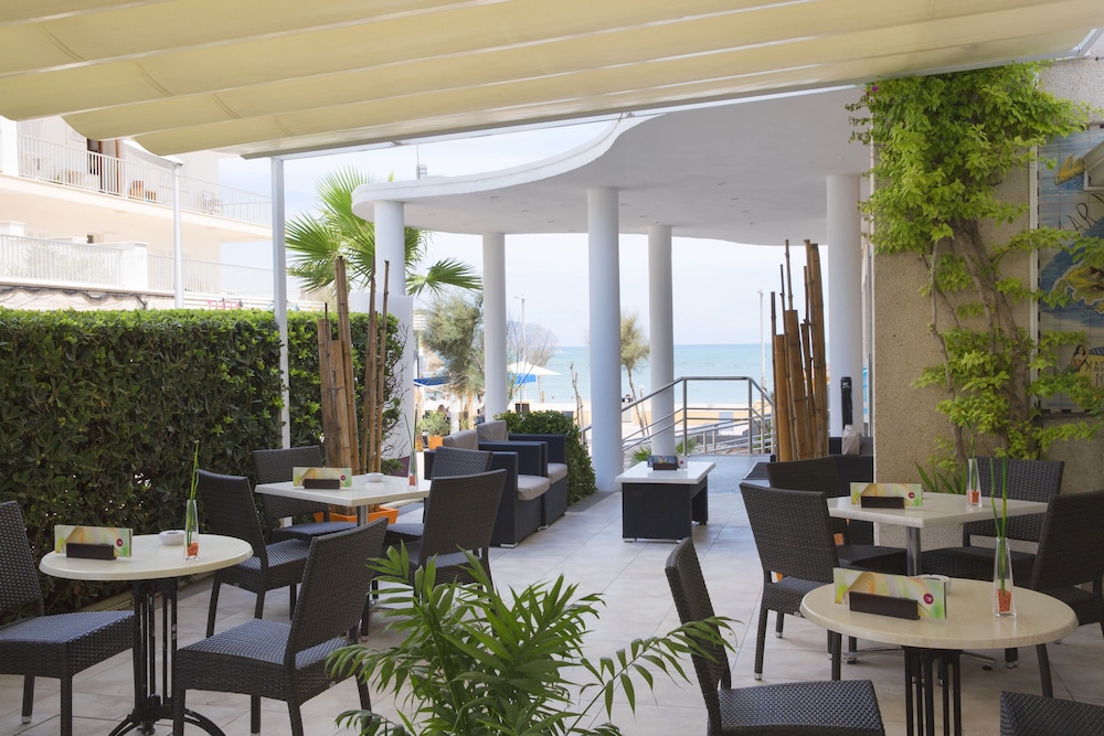 Hotel JS Miramar — Restaurant & bars in Can Picafort, Balearic Islands
