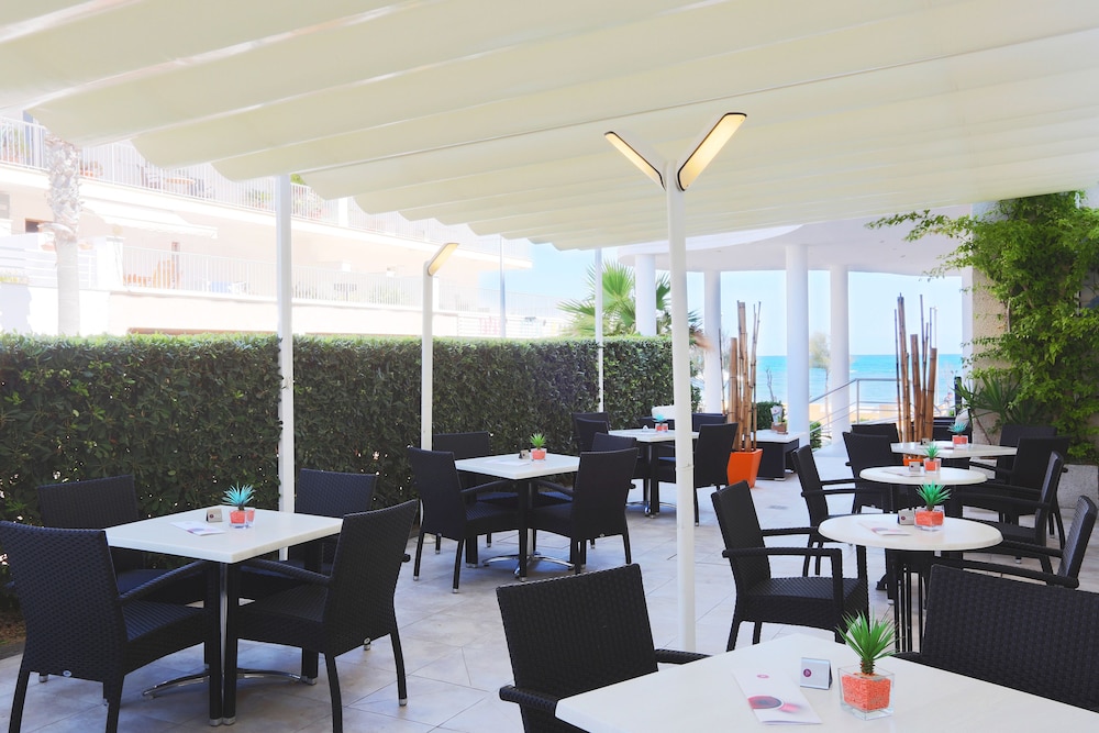 Hotel JS Miramar — Restaurant & bars in Can Picafort, Balearic Islands
