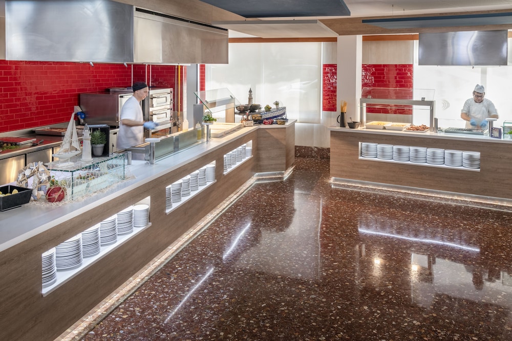 Hotel GHT Aquarium & Spa — Restaurant & bars in Lloret de Mar, Catalonia
