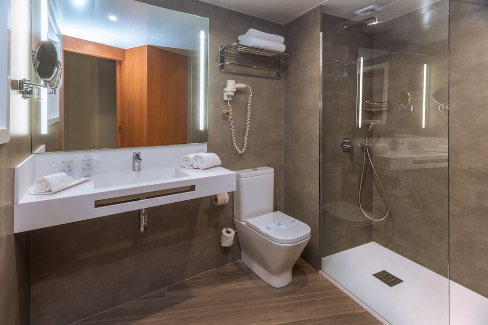 Hotel GHT Aquarium & Spa — Hotel rooms in Lloret de Mar, Catalonia