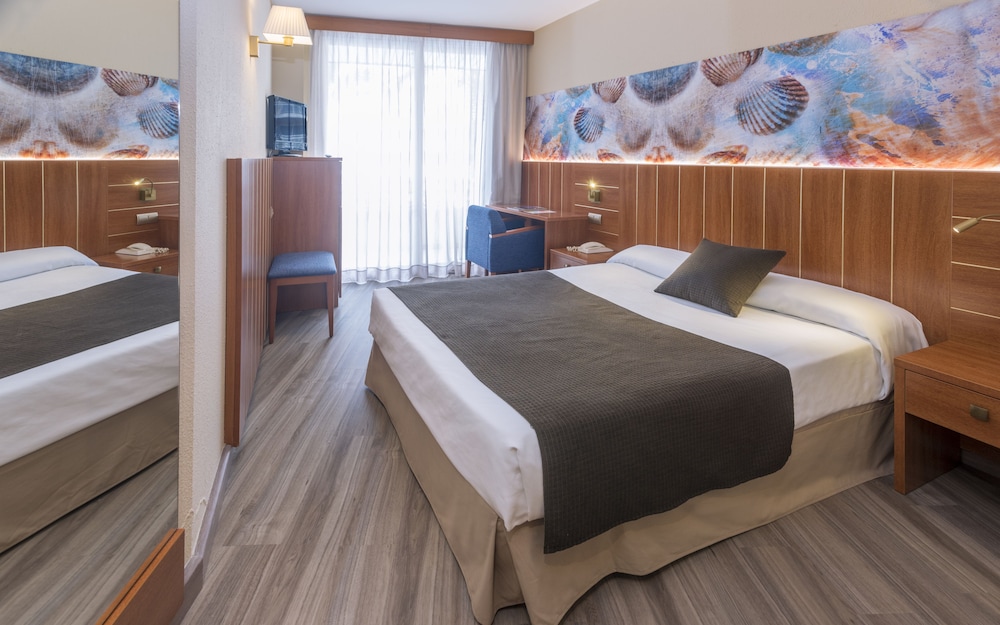 Hotel GHT Aquarium & Spa — Hotel rooms in Lloret de Mar, Catalonia