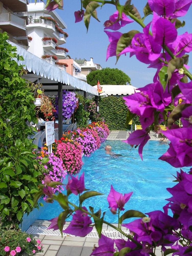 Hotel Sirenetta — Swimming pool in Jesolo, Veneto
