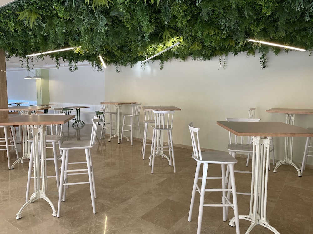 Cala Font — Restaurant & bars in Salou, Catalonia