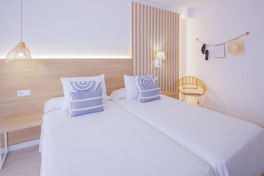 Cala Font — Hotel rooms in Salou, Catalonia
