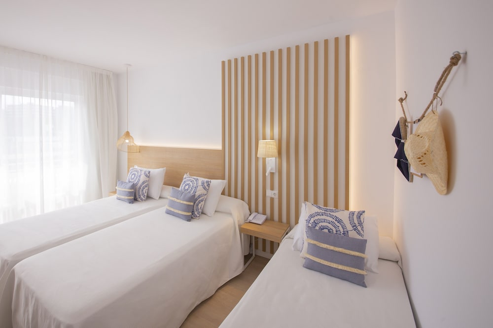 Cala Font — Hotel rooms in Salou, Catalonia