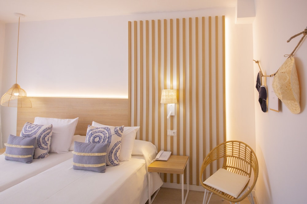 Cala Font — Hotel rooms in Salou, Catalonia