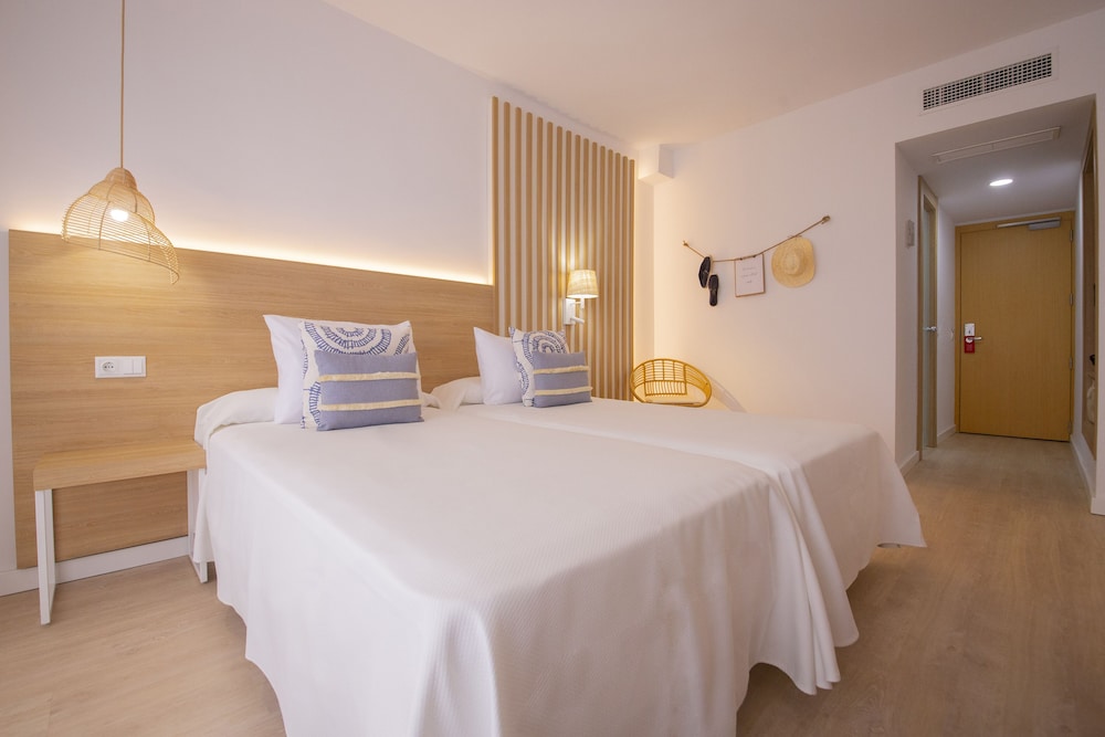 Cala Font — Hotel rooms in Salou, Catalonia