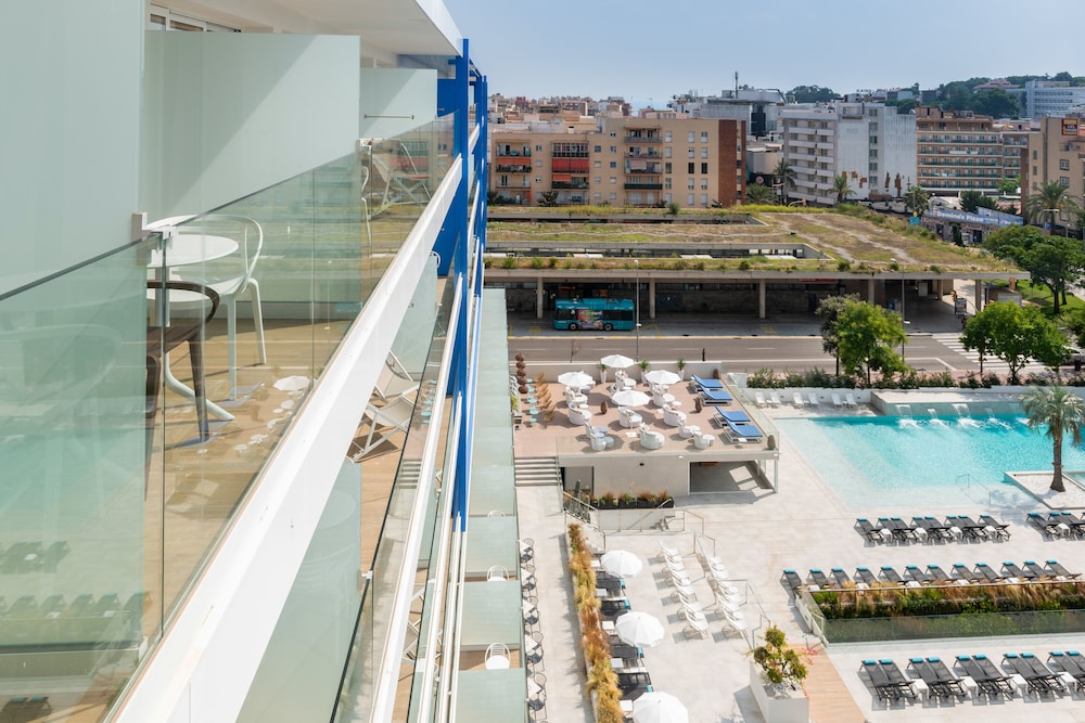 L'Azure Hotel — Swimming pool in Lloret de Mar, Catalonia