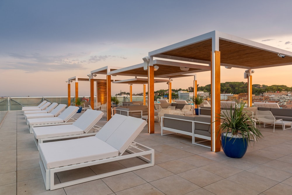 L'Azure Hotel — Restaurant & bars in Lloret de Mar, Catalonia