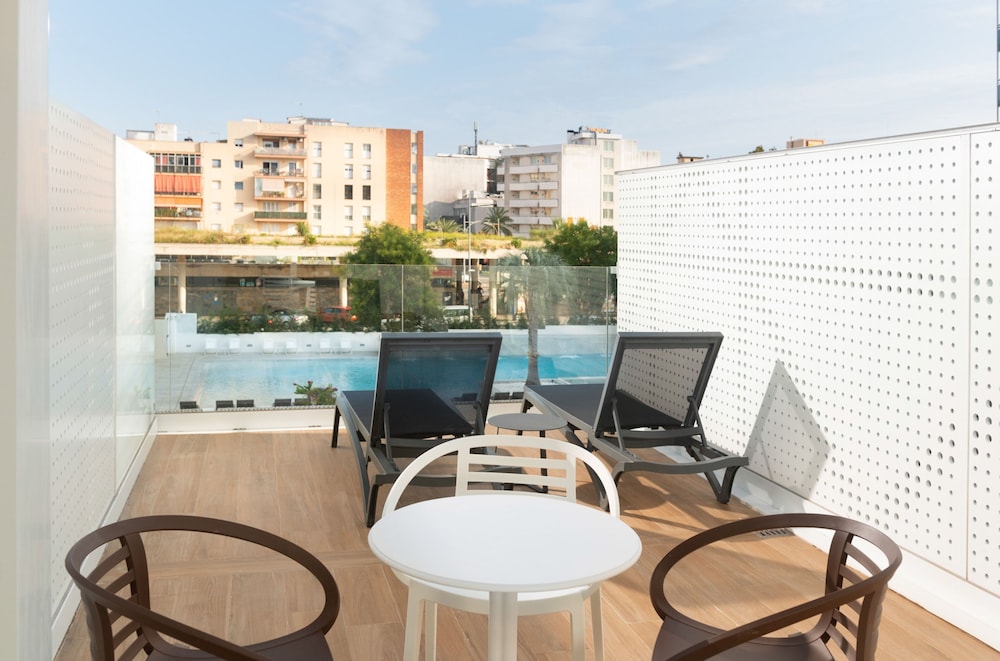 L'Azure Hotel — Swimming pool in Lloret de Mar, Catalonia