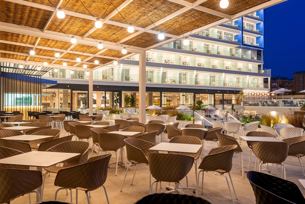 L'Azure Hotel — Restaurant & bars in Lloret de Mar, Catalonia
