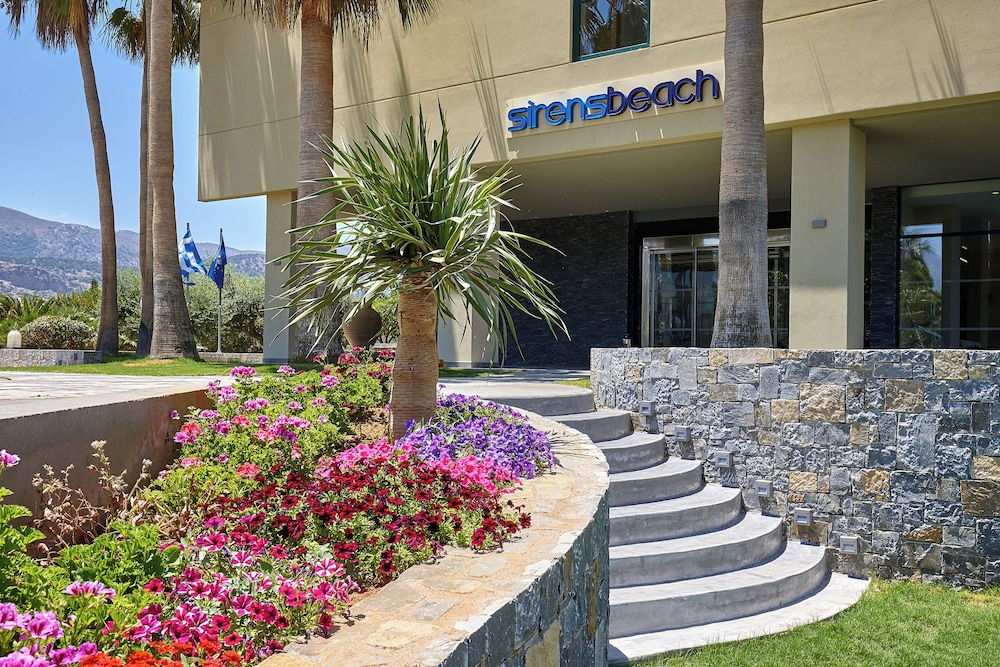 Sirens Beach and Village - All Inclusive — Hotel building in Malia