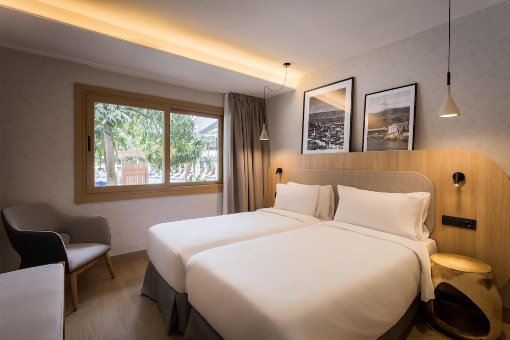 Radisson Resort & Residences Tenerife - Adults Only — Hotel rooms in Puerto de la Cruz, Canary Islands