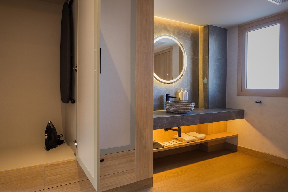Radisson Resort & Residences Tenerife - Adults Only — Hotel rooms in Puerto de la Cruz, Canary Islands