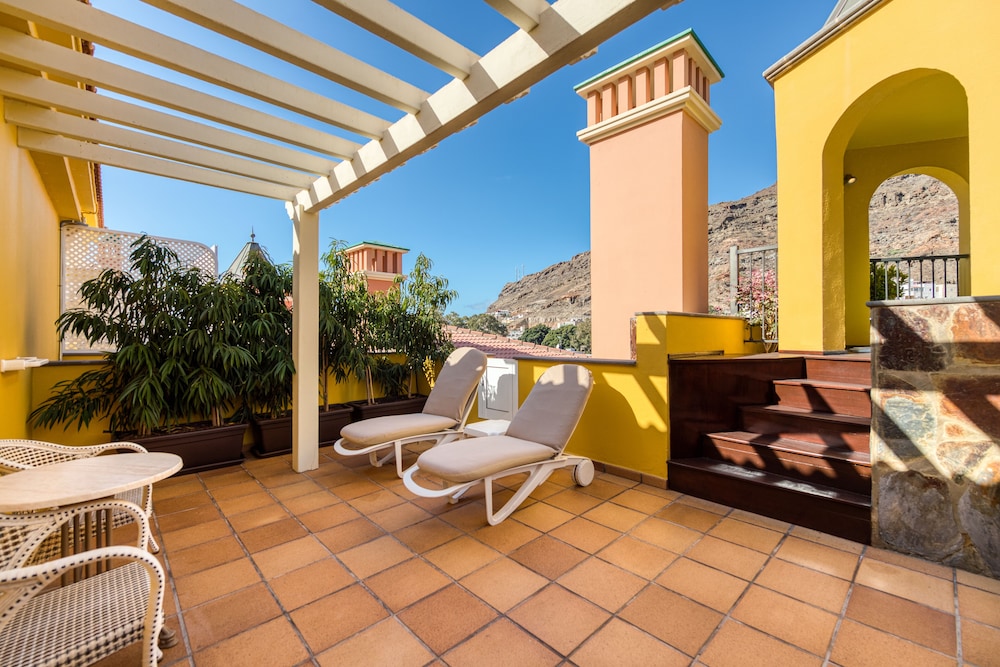 Hotel Cordial Mogán Playa — Hotel building in Puerto de Mogan, Canary Islands