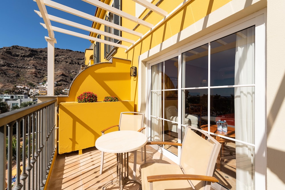 Hotel Cordial Mogán Playa — Hotel building in Puerto de Mogan, Canary Islands