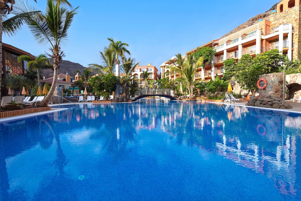 Hotel Cordial Mogán Playa — Swimming pool in Puerto de Mogan, Canary Islands