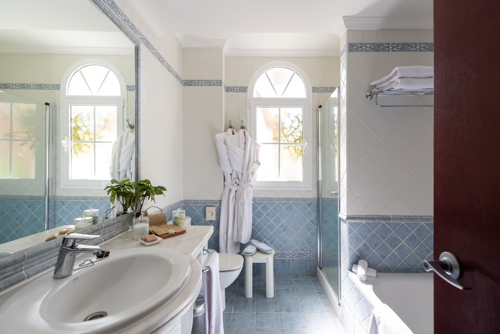 Hotel Cordial Mogán Playa — Hotel rooms in Puerto de Mogan, Canary Islands
