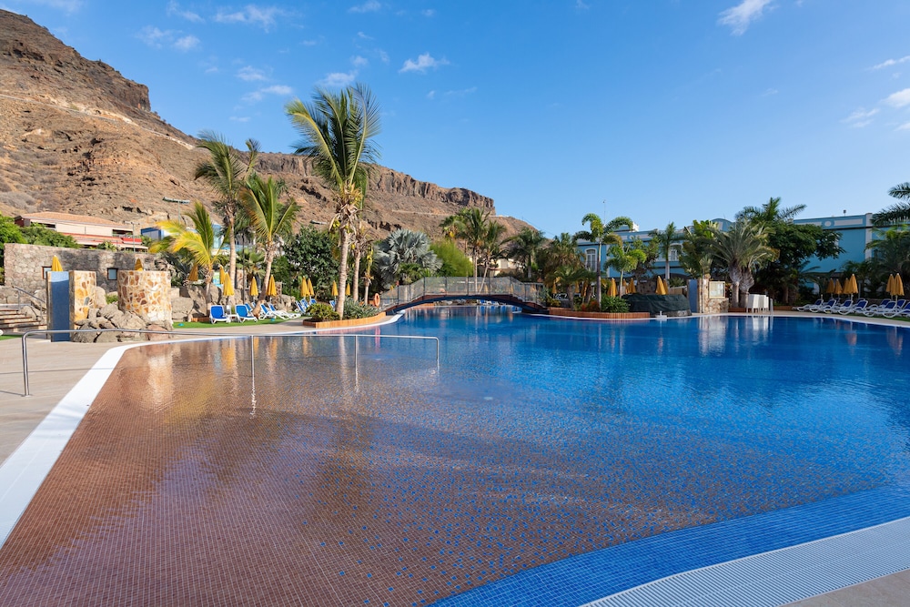 Hotel Cordial Mogán Playa — Swimming pool in Puerto de Mogan, Canary Islands