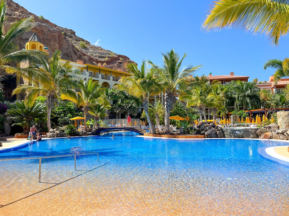 Hotel Cordial Mogán Playa — Swimming pool in Puerto de Mogan, Canary Islands
