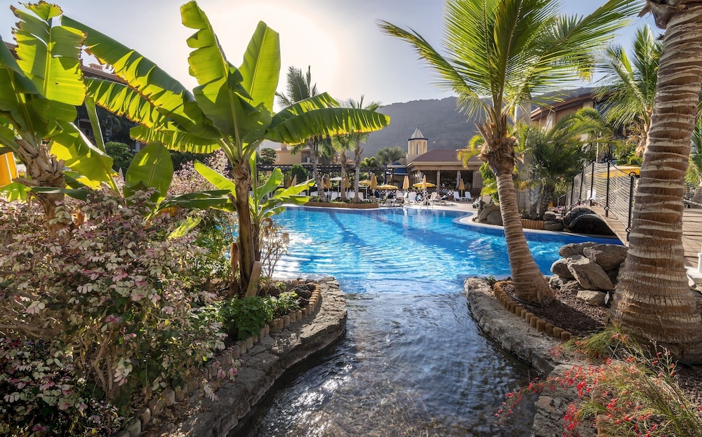 Hotel Cordial Mogán Playa — Swimming pool in Puerto de Mogan, Canary Islands