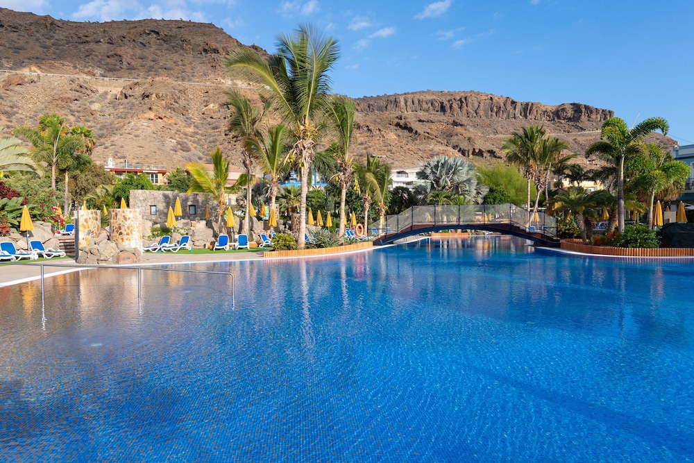 Hotel Cordial Mogán Playa — Swimming pool in Puerto de Mogan, Canary Islands
