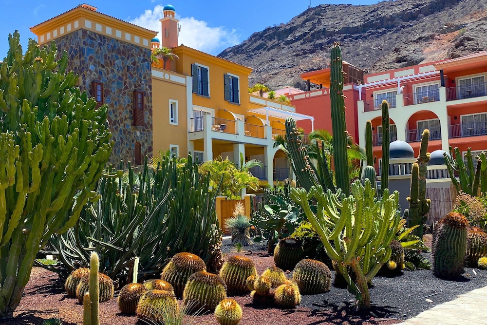 Hotel Cordial Mogán Playa — Hotel building in Puerto de Mogan, Canary Islands