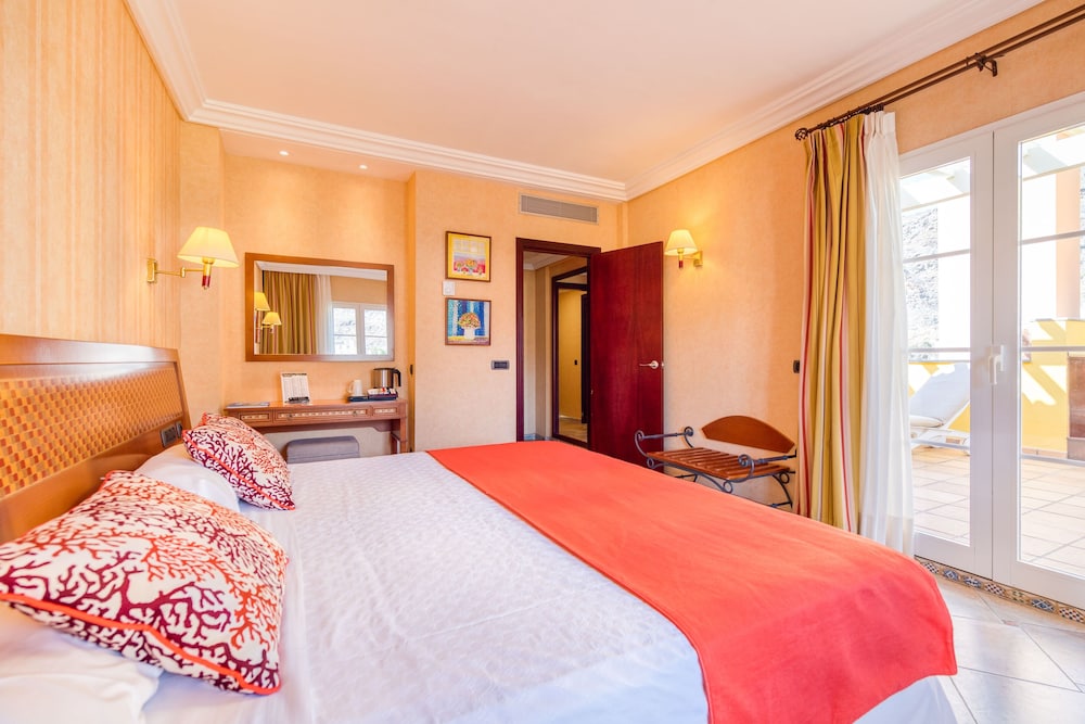 Hotel Cordial Mogán Playa — Hotel rooms in Puerto de Mogan, Canary Islands