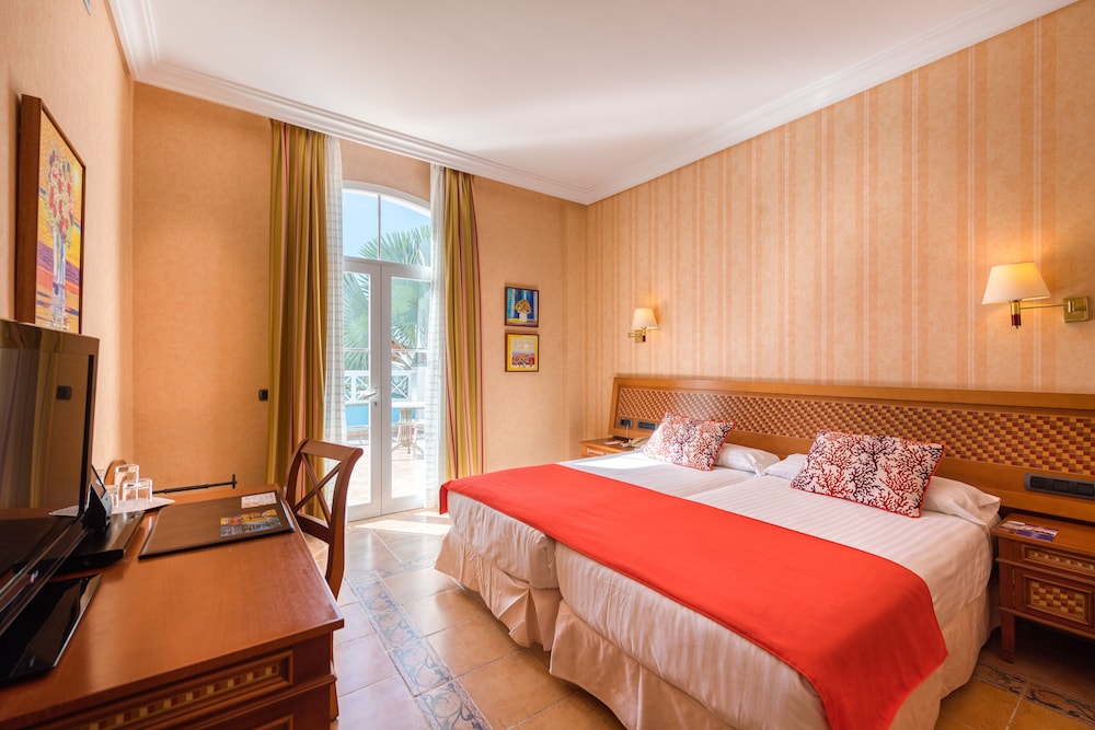 Hotel Cordial Mogán Playa — Hotel rooms in Puerto de Mogan, Canary Islands