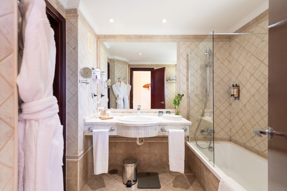 Hotel Cordial Mogán Playa — Hotel rooms in Puerto de Mogan, Canary Islands