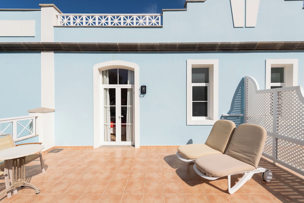 Hotel Cordial Mogán Playa — Hotel building in Puerto de Mogan, Canary Islands