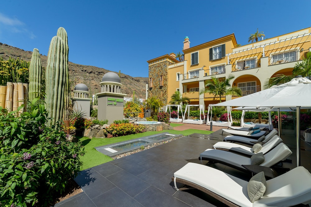 Hotel Cordial Mogán Playa — Hotel building in Puerto de Mogan, Canary Islands