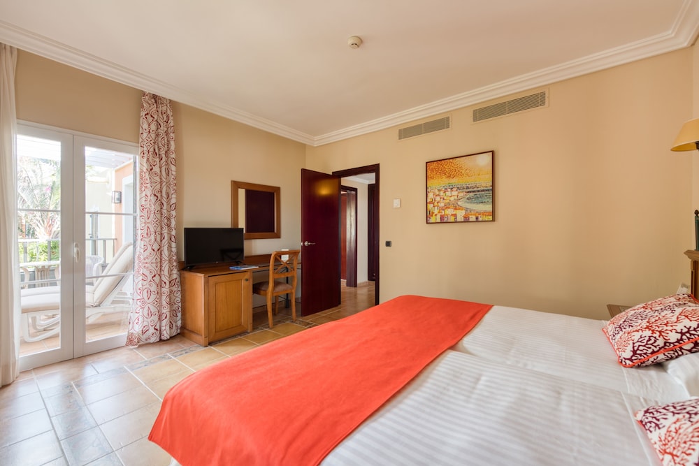 Hotel Cordial Mogán Playa — Hotel rooms in Puerto de Mogan, Canary Islands