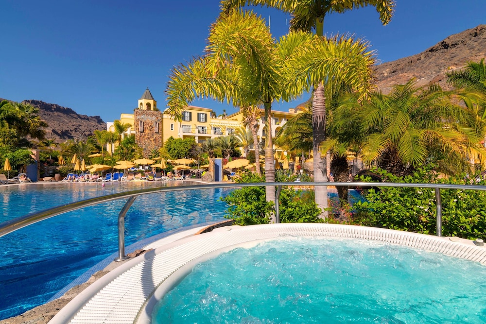 Hotel Cordial Mogán Playa — Swimming pool in Puerto de Mogan, Canary Islands