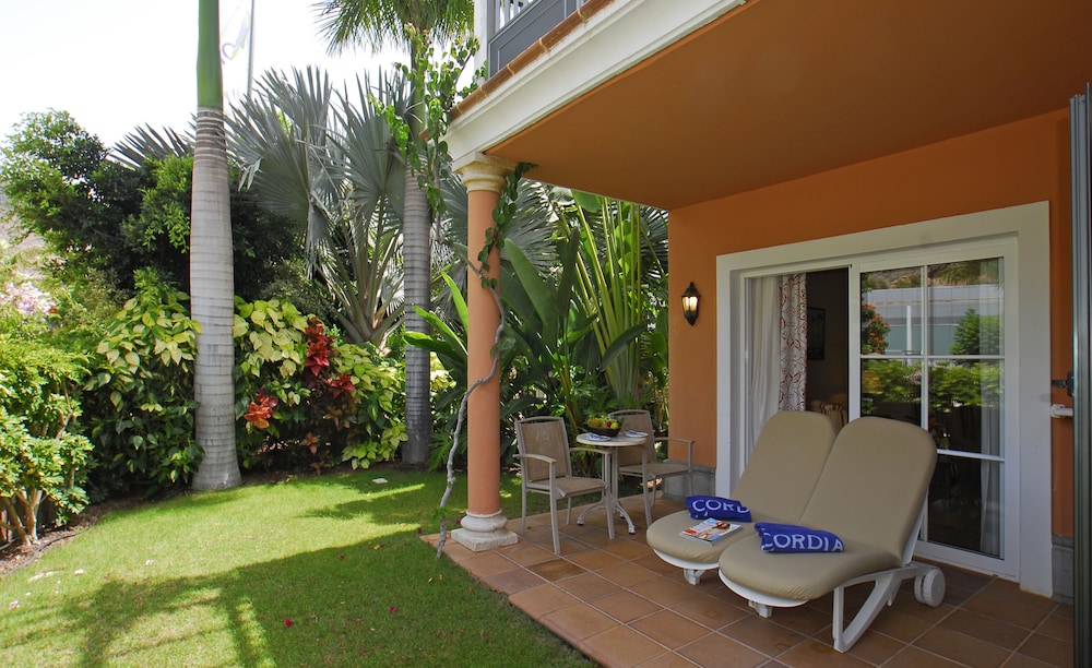 Hotel Cordial Mogán Playa — Hotel building in Puerto de Mogan, Canary Islands