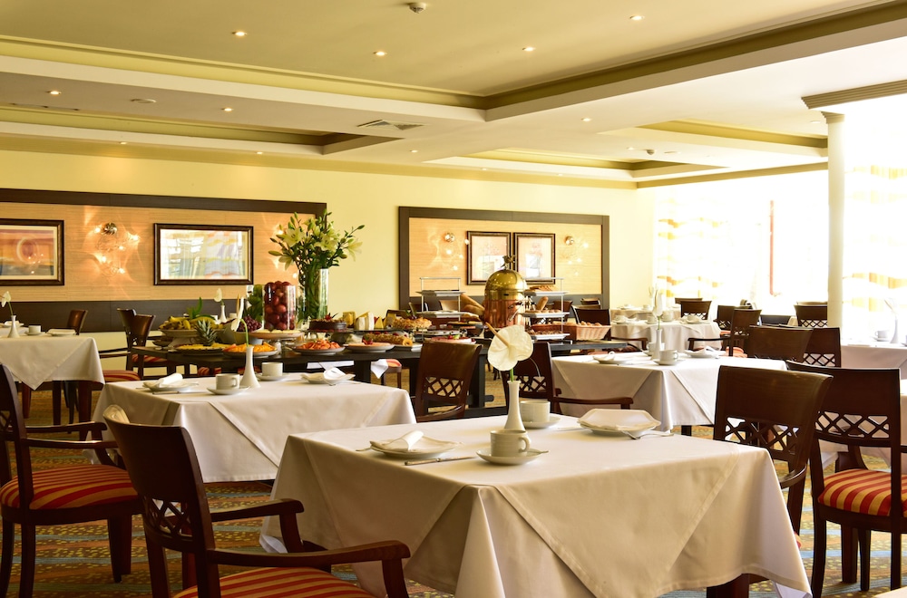 Pestana Viking Beach & Spa Resort — Restaurant & bars in Armação de Pêra, Faro