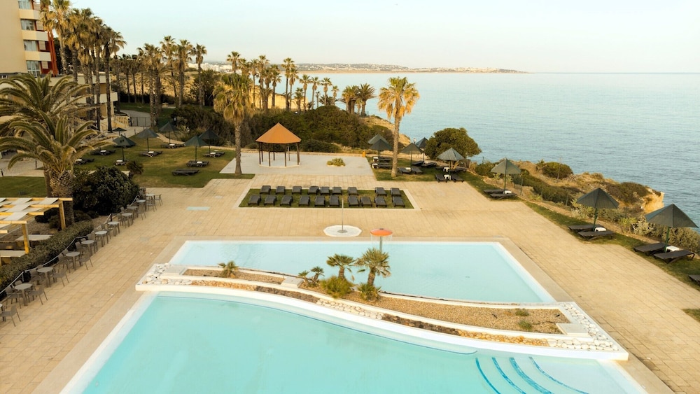 Pestana Viking Beach & Spa Resort — Swimming pool in Armação de Pêra, Faro