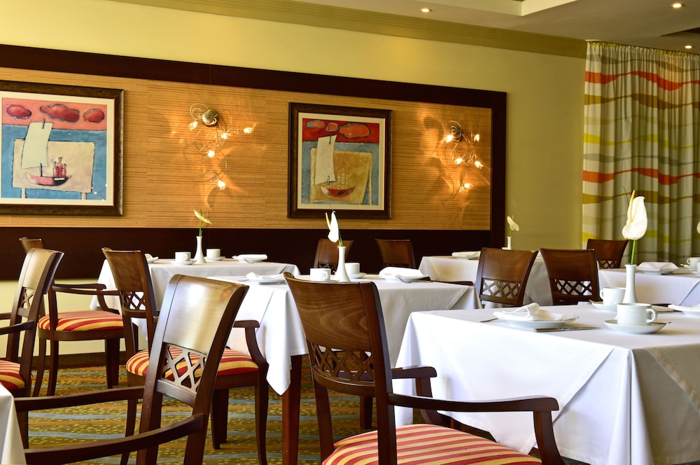 Pestana Viking Beach & Spa Resort — Restaurant & bars in Armação de Pêra, Faro