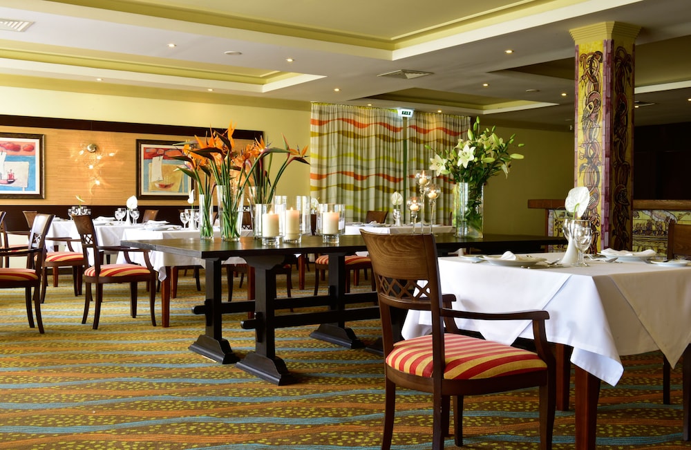 Pestana Viking Beach & Spa Resort — Restaurant & bars in Armação de Pêra, Faro