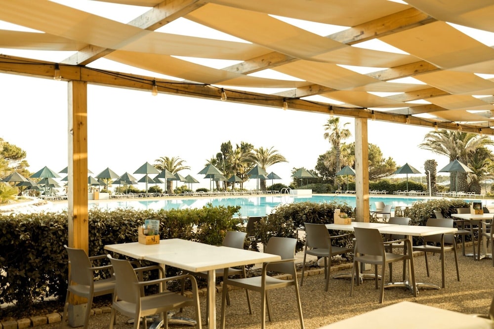 Pestana Viking Beach & Spa Resort — Restaurant & bars in Armação de Pêra, Faro
