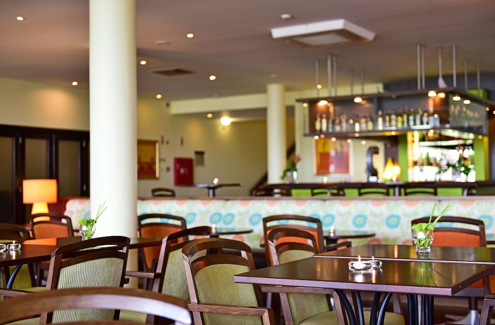 Pestana Viking Beach & Spa Resort — Restaurant & bars in Armação de Pêra, Faro