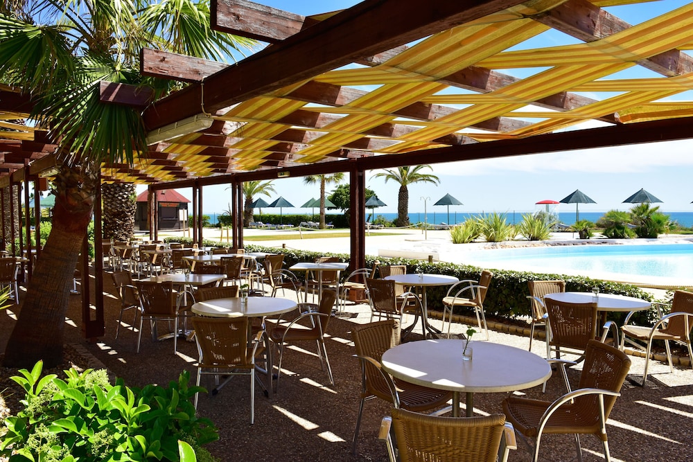Pestana Viking Beach & Spa Resort — Restaurant & bars in Armação de Pêra, Faro